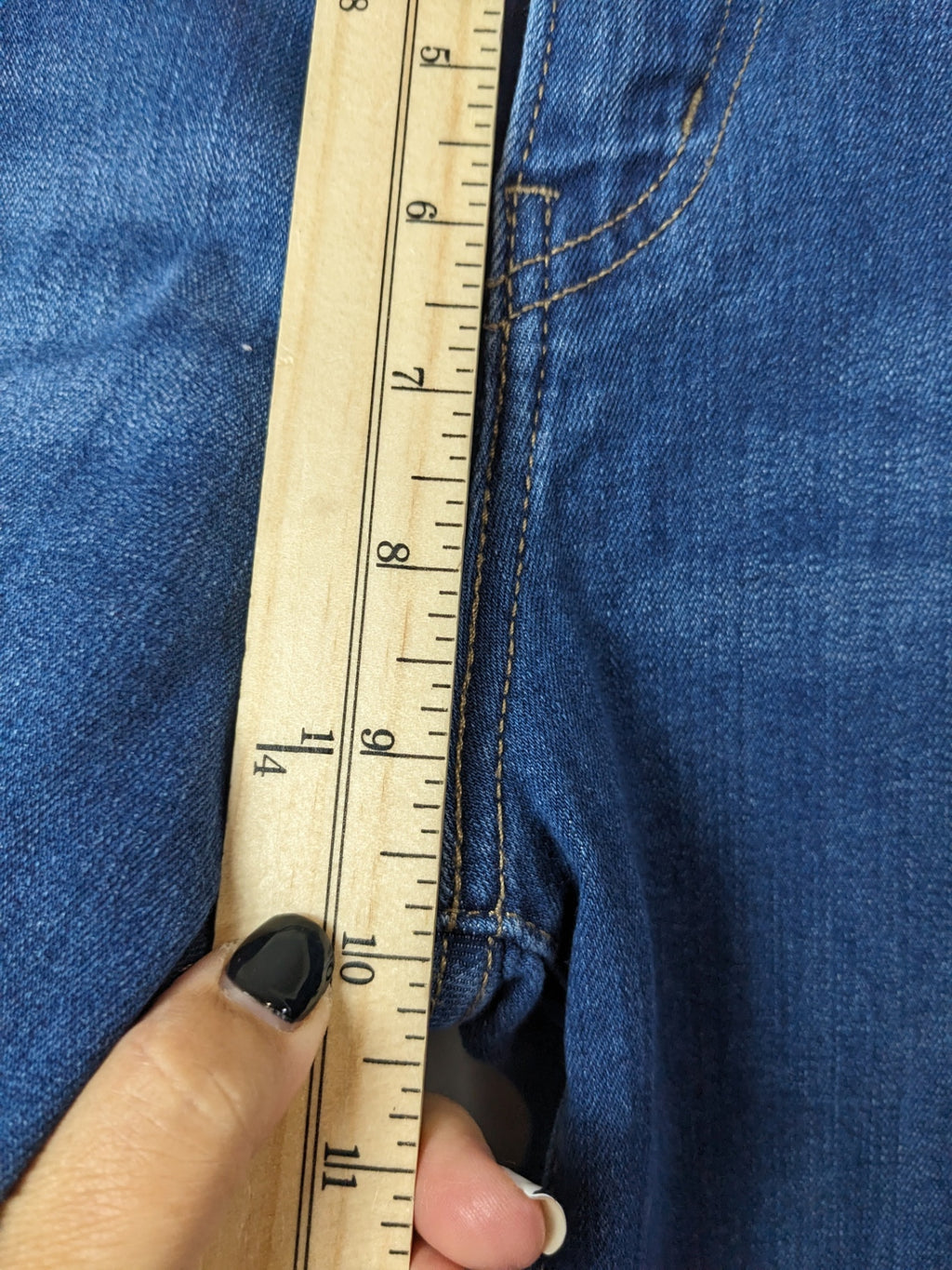Levi's dark wash straight leg jeans - 29